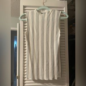 Tahari mock turtleneck sleeveless. Worn only once. Great condition.